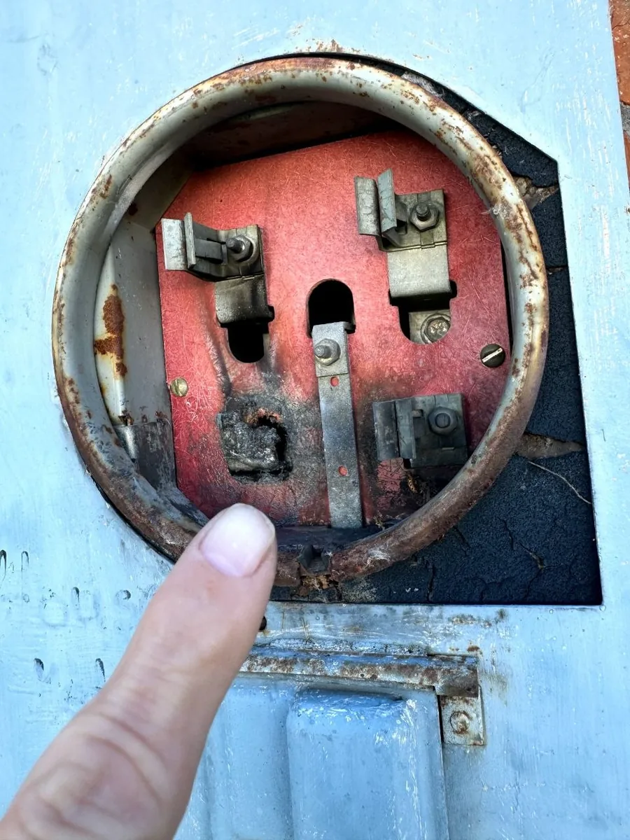 Meter socket burned through at the jaw